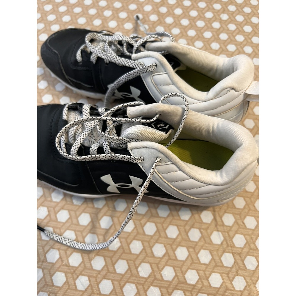 under armour‎ Black And White Size 4.5 Y cleats 3022072–001 - Picture 5 of 7